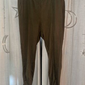 Universal Standar Olive Green Pants
